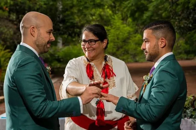 Oficiante bendiciendo a una pareja durante el Sendero del Corazón